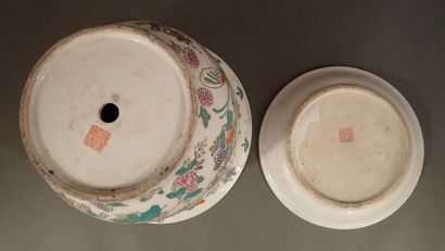 Cache-pot en porcelaine et sa coupelle à...