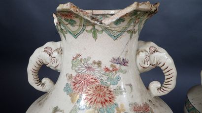 Paire de vases en porcelaine à décor polychrome...