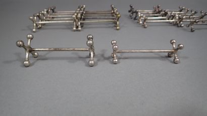 Lot de 14 porte-couteaux en métal argenté,...