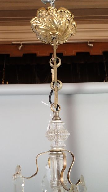 Lustre en bronze et pampilles de cristal...