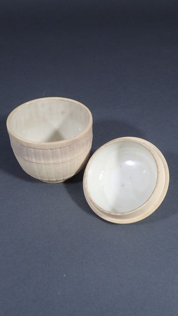 WEDGWOOD. Petit pot couvert en biscuit beige...