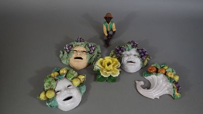 Ensemble comprenant trois masques de Bacchus...