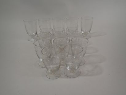 Partie de service de verres en verre à décor...