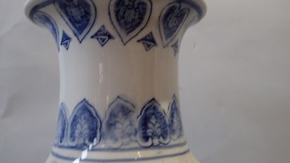 Paire de vases balustres dans le goût de...