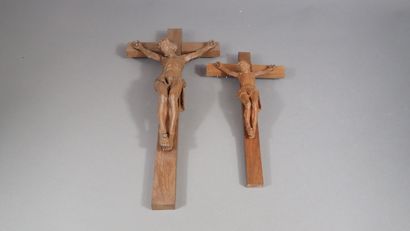 Ensemble de deux crucifix en bois sculpté....