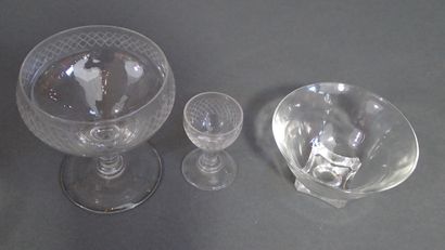 Lot de verres comprenant dix coupes à champagne...