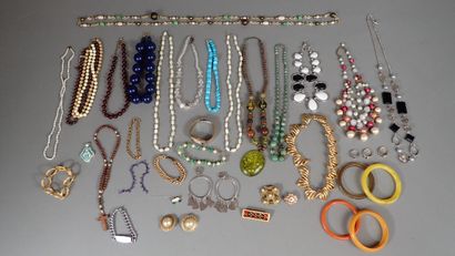 Fort lot de bijoux fantaisies comptre notamment...