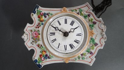 Pendule murale en porcelaine polychrome....
