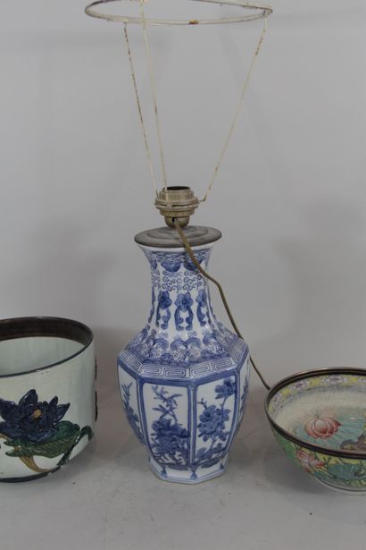 Pied de lampe composé d'un vase en porcelaine...