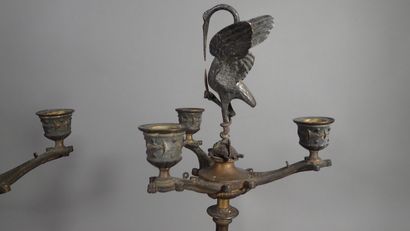 Paire de candélabres tripodes en bronze patiné...
