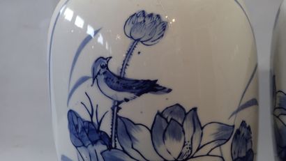 Paire de vases balustres dans le goût de...