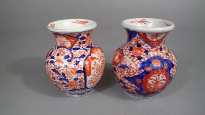 Suite de deux vases balustres côtelés en...