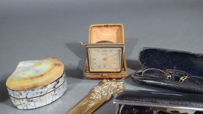 Ensemble d'objets de vitrine comprenant notamment...