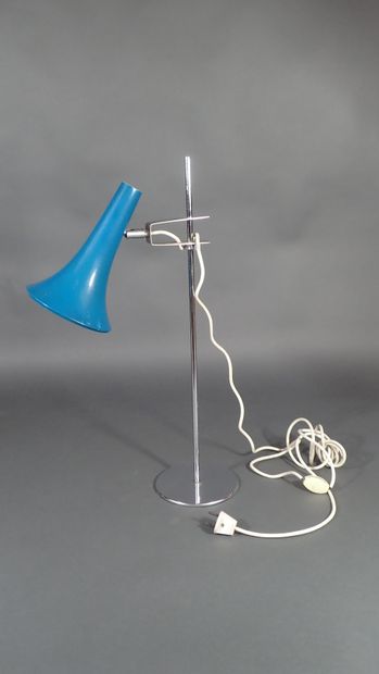 Lampe en métal chromé, l'abat-jour de forme...