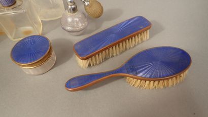 Garniture de toilette en verre et émail bleu...