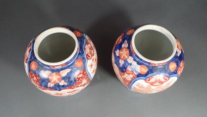 Paire de vases balustres en porcelaine imari...
