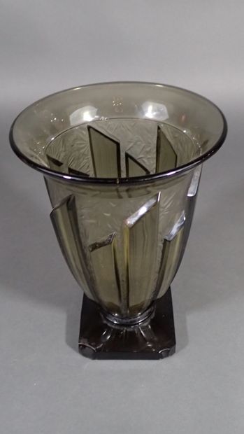 VERLYS. Vase de forme tulipe en verre teinté...
