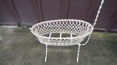 Berceau à armature en métal peint blanc et...