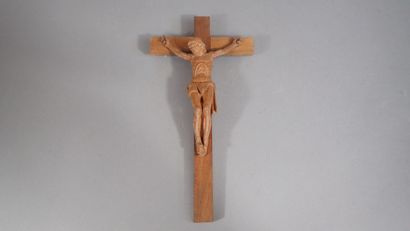 Ensemble de deux crucifix en bois sculpté....