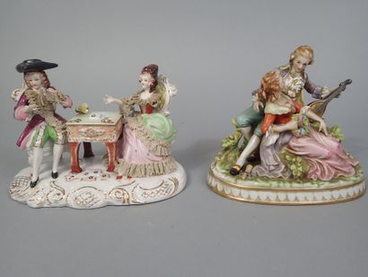 Deux groupes en porcelaine polychrome 