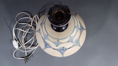 Grand pied de lampe composé de deux formes...
