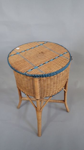 Panier à ouvrage de forme tambour reposant...