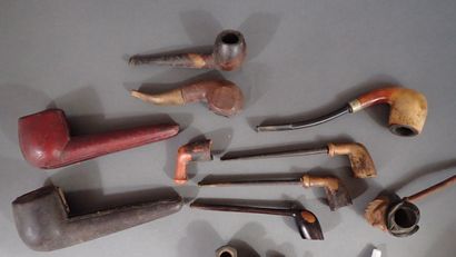 Lot de 20 pipes et un porte-pipes à cinq...