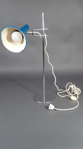 Lampe en métal chromé, l'abat-jour de forme...