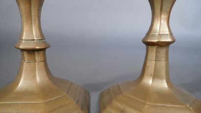 - Paire de bougeoirs en bronze doré, coupé...