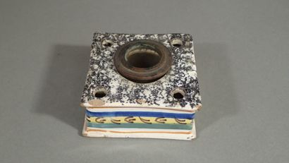 Lot de quatre encriers en faïence polychrome...