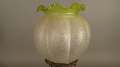 Grande lampe à pétrole avec son globe en...