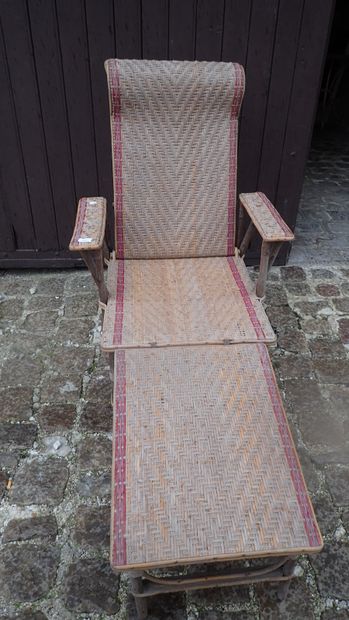 Chaise longue en rotin en partie teinté rouge,...