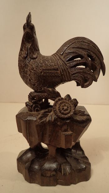 Sujet en palissandre sculpté en forme de...