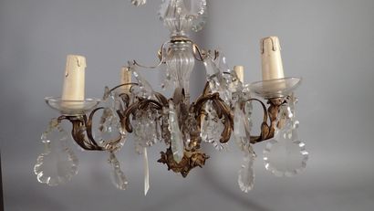 Lustre en bronze et pampilles de cristal...
