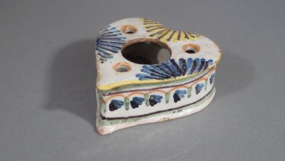 Lot de quatre encriers en faïence polychrome...