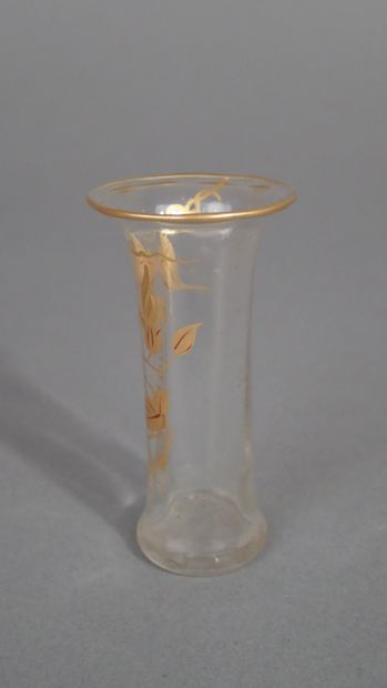 Vase miniature en verre à côtes à décor rehaussé...