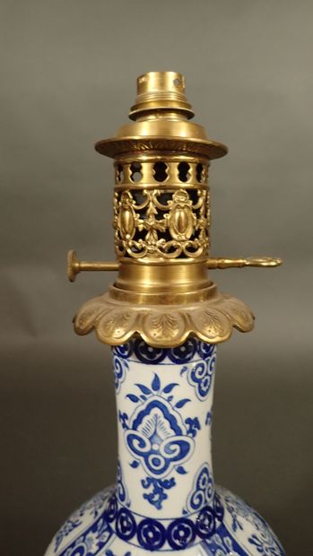 Vase de forme balustre en porcelaine blanc...