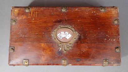 Coffret de jeux en placage de noyer, l'intérieur...