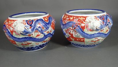 Paire de cache-pots en porcelaine imari à...