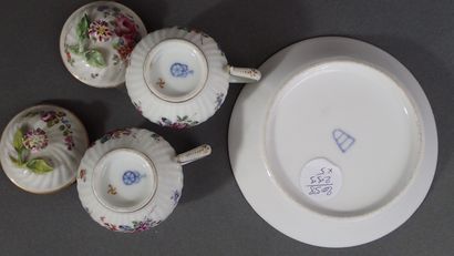 Ensemble de porcelaines anciennes comprenant...
