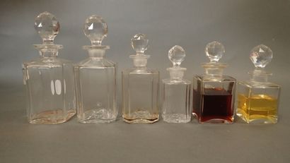 Lot de 6 flacons anciens à parfum en cristal,...
