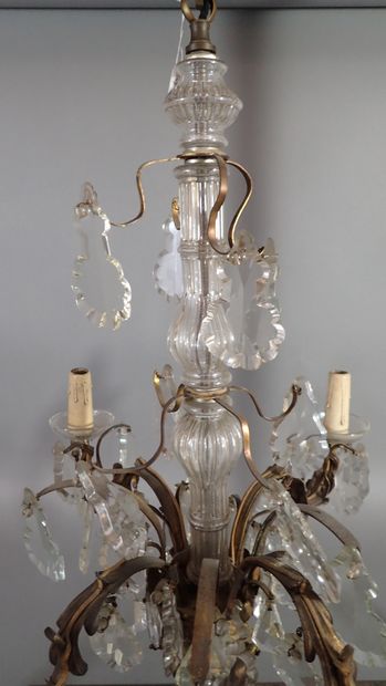 Lustre en bronze et pampilles de cristal...