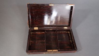 Coffret de jeux en placage de noyer, l'intérieur...