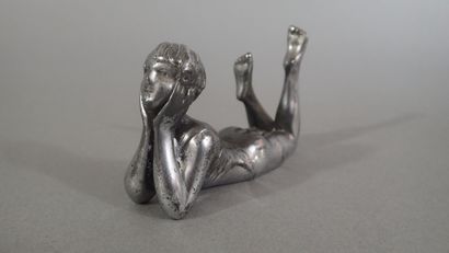Femme allongée sur le ventre, pensive. Element...