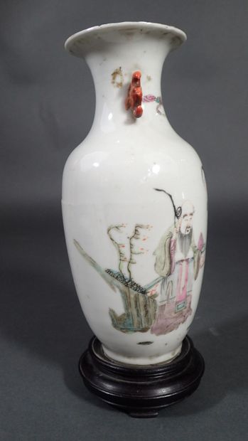 Vase balustre en porcelaine polychrome à...
