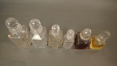 Lot de 6 flacons anciens à parfum en cristal,...