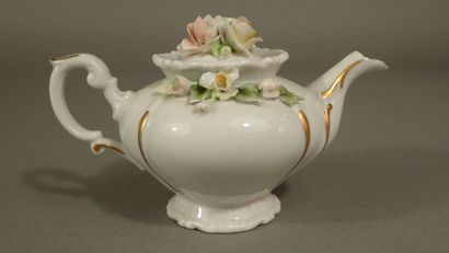 CAPODIMONTE à Naples. Théière miniature avec...