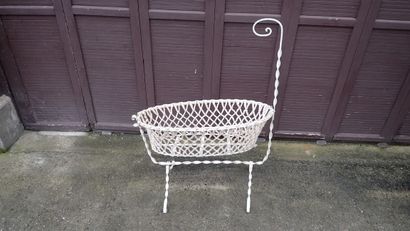 Berceau à armature en métal peint blanc et...