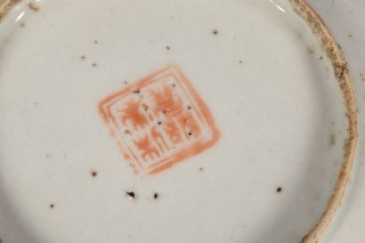 Paire de petites assiettes à décor floral.
Chine,...