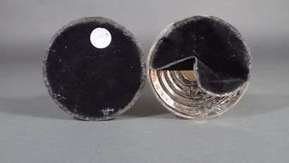 Paire de grands bougeoirs en verre églomisé,...